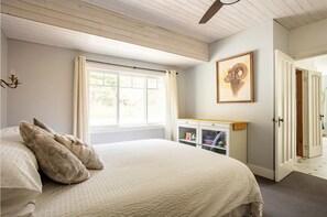 2 slaapkamers, een bureau, een strijkplank/strijkijzer, reisbedje