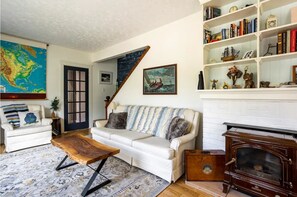 Smart-TV, peis, bøker og kontorer