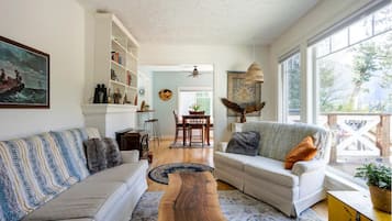 Una Smart TV, una chimenea, libros, una oficina