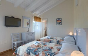 4 habitaciones, tabla de planchar con plancha y cuna de viaje