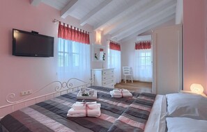 4 bedrooms, iron/ironing board, travel crib, free WiFi