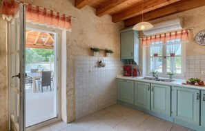 Refrigerador, horno, lavavajillas y cafetera y tetera
