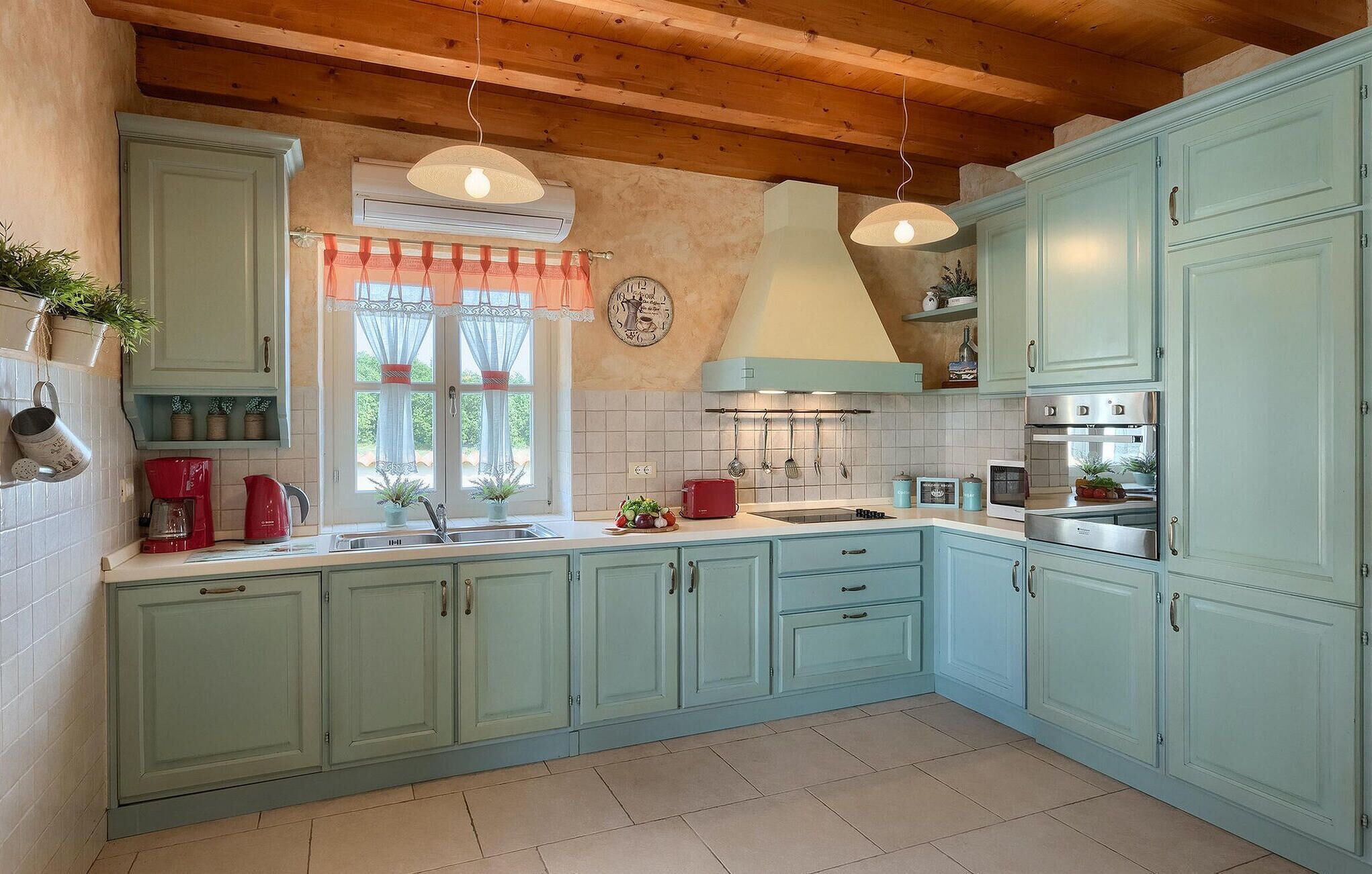 Een koelkast, een oven, een vaatwasser, een koffiezetapparaat/waterkoker