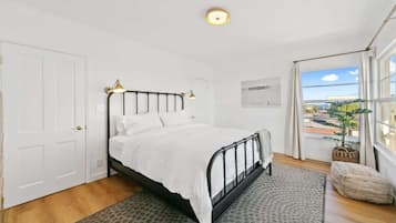 2 Schlafzimmer, Schreibtisch, Bügeleisen/Bügelbrett, Reisekinderbett