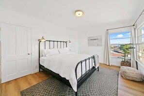 2 makuuhuonetta, työpöytä, silitysrauta/-lauta, vauvan matkasänky