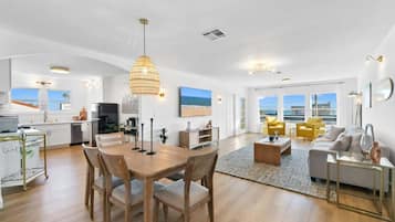 Een televisie, een dvd-speler, een kantoor en een printer