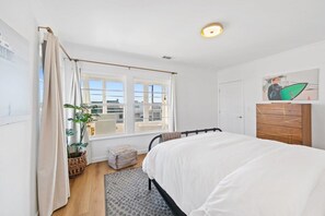 2 Schlafzimmer, Schreibtisch, Bügeleisen/Bügelbrett, Reisekinderbett