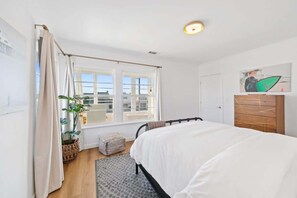 2 habitaciones, escritorio y tabla de planchar con plancha 