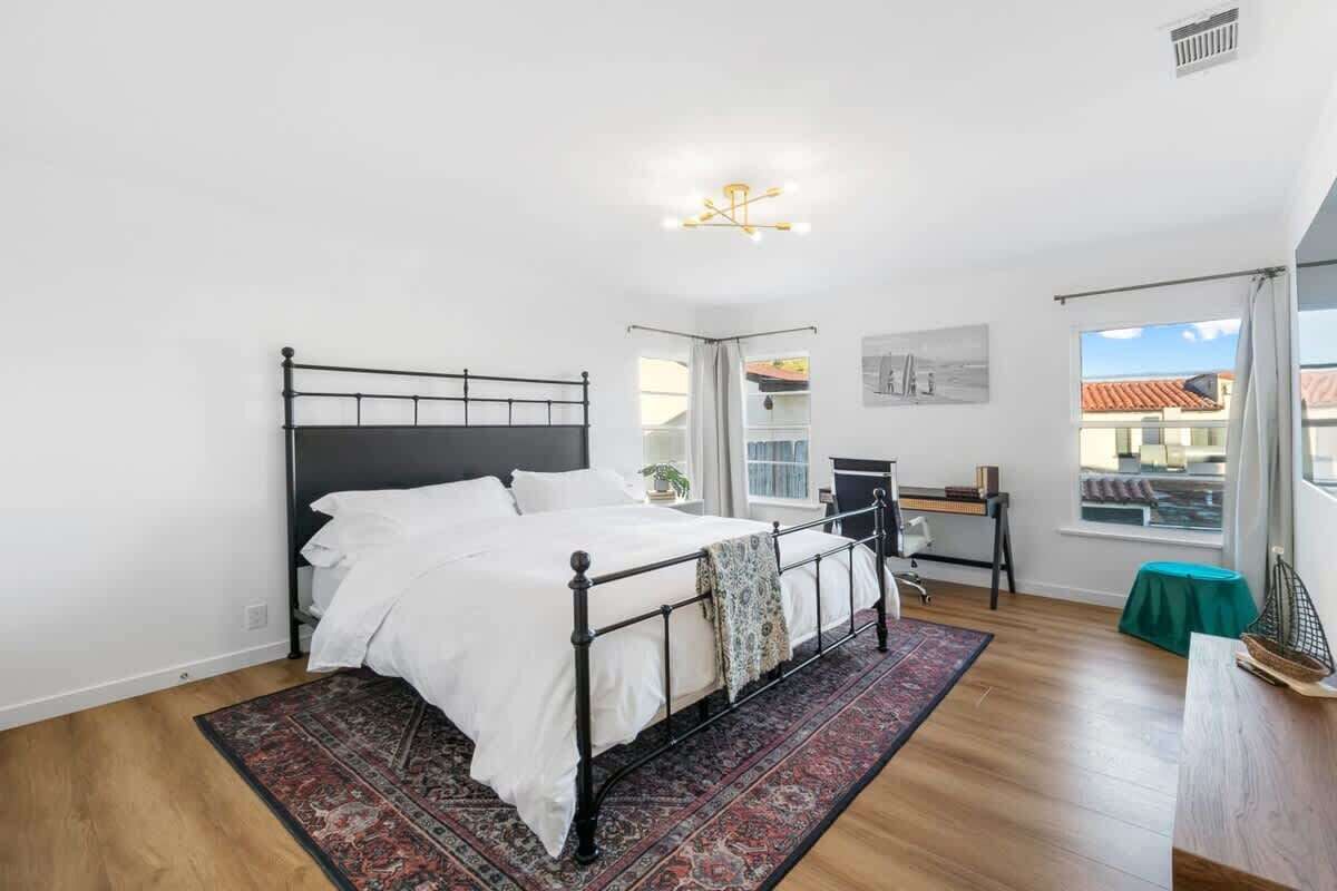 2 slaapkamers, een bureau, een strijkplank/strijkijzer, reisbedje