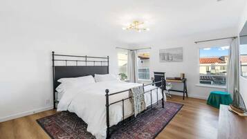 2 slaapkamers, een bureau, een strijkplank/strijkijzer, reisbedje