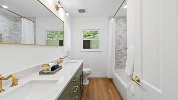 Een douche, een haardroger, handdoeken