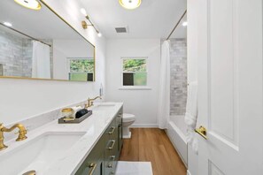 Een douche, een haardroger, handdoeken