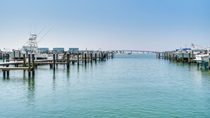 Un port de plaisance où des bateaux sont amarrés à des quais en bois.