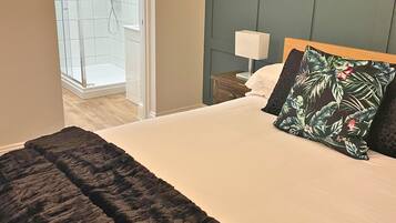 Tabla de planchar con plancha, wifi gratis, ropa de cama