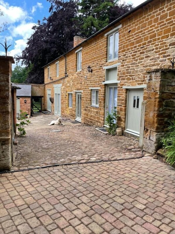 Exterior - The Old Vicarage (Northampton)