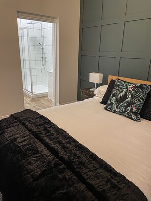 Iron/ironing board, free WiFi, bed sheets - The Old Vicarage (Northampton)