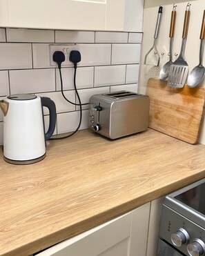 Fridge, microwave, oven, stovetop - The Old Vicarage (Northampton)