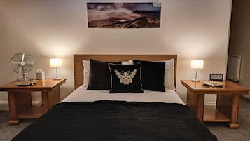 Deluxe Double Room, 1 King Bed | Iron/ironing board, free WiFi, bed sheets