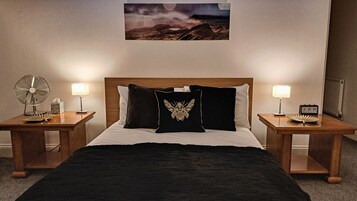 Tabla de planchar con plancha, wifi gratis y ropa de cama
