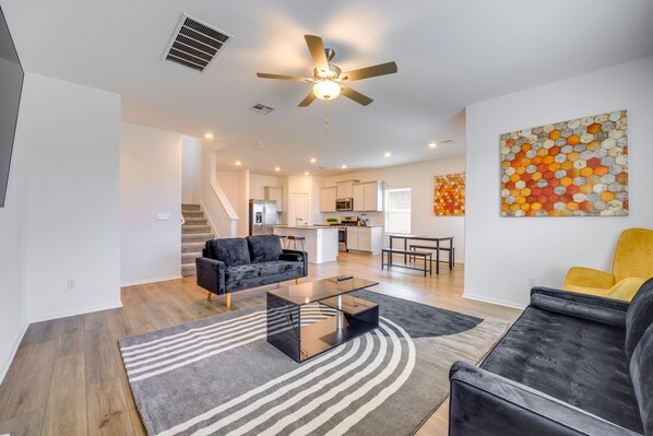 House (4 Bedrooms) | Living area