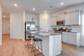 House (4 Bedrooms) | Private kitchen | Microwave, oven, stovetop, dishwasher