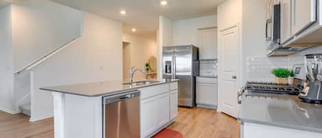 House (4 Bedrooms) | Private kitchen | Microwave, oven, stovetop, dishwasher
