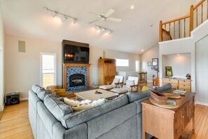 TV, books - Waterfront Freeport Home: Deck & Private Boat Dock (Freeport)