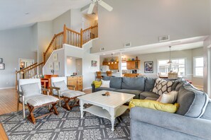 TV, books - Waterfront Freeport Home: Deck & Private Boat Dock (Freeport)