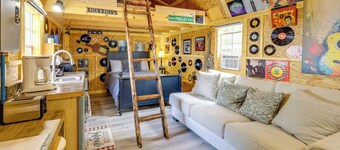 Tree-lined Higden Retreat: Close to Parks + Trails