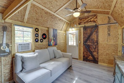 Tree-lined Higden Retreat: Close to Parks + Trails