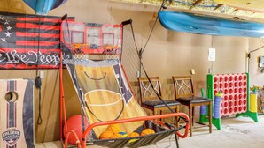 A basketball hoop, a wooden bench, and a wall with a flag design. - Cozy Higden Studio: Close to Greers Ferry Lake! (Higden)