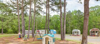 Higden Studio w/ Shared Patio, Yard Games, Grills!