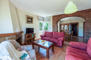 TV, ping pong - Villa Torrequebrada - Five Bedroom Villa, Sleeps 10 (Benalmadena)