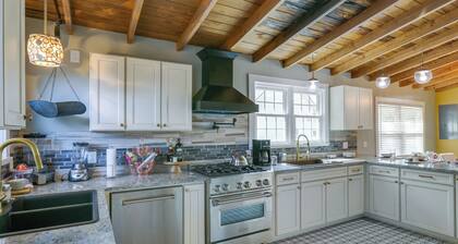 Inviting Quincy Cottage: Walk to Historic Downtown