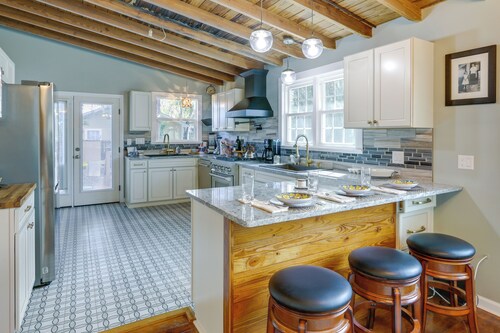 Inviting Quincy Cottage: Walk to Historic Downtown