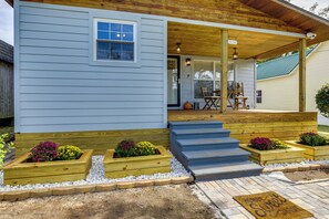 Cottage (2 Bedrooms) | Interior - Inviting Quincy Cottage: Walk to Historic Downtown (Quincy)