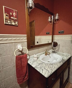 Dusche, Haartrockner, Bidet, HandtĂŒcher