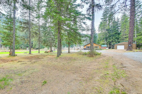 Scenic Priest Lake Vacation Rental: Deck + Views!