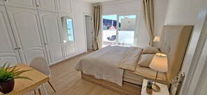 1 slaapkamer, een kluis op de kamer, een bureau