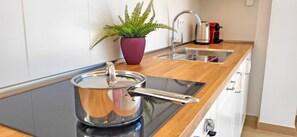 Geladeira, micro-ondas, fogão, cooktop