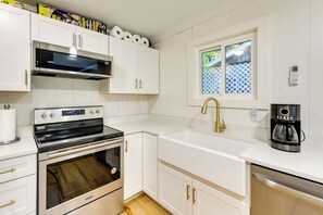 House (1 Bedroom) | Interior - Horseshoe Lake Vacation Rental w/ Deck & Kayaks! (Batavia)