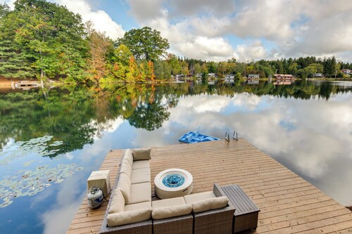 Horseshoe Lake Vacation Rental w/ Deck & Kayaks!