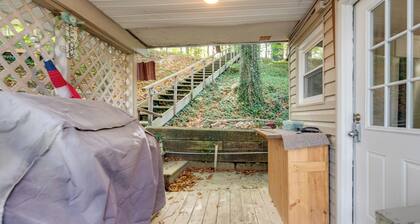 Horseshoe Lake Vacation Rental w/ Deck & Kayaks!