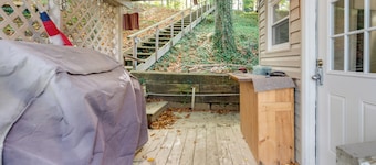 Horseshoe Lake Vacation Rental w/ Deck & Kayaks!