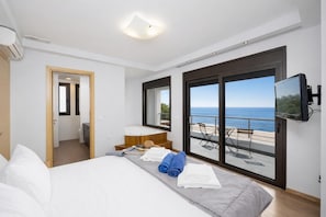 3 bedrooms, iron/ironing board, travel crib, WiFi