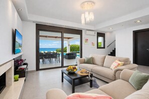 TV, peis og DVD-spiller