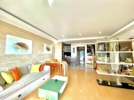 Apartamento Confort | Zona de estar | Televisión LCD de 32 pulgadas con canales por cable