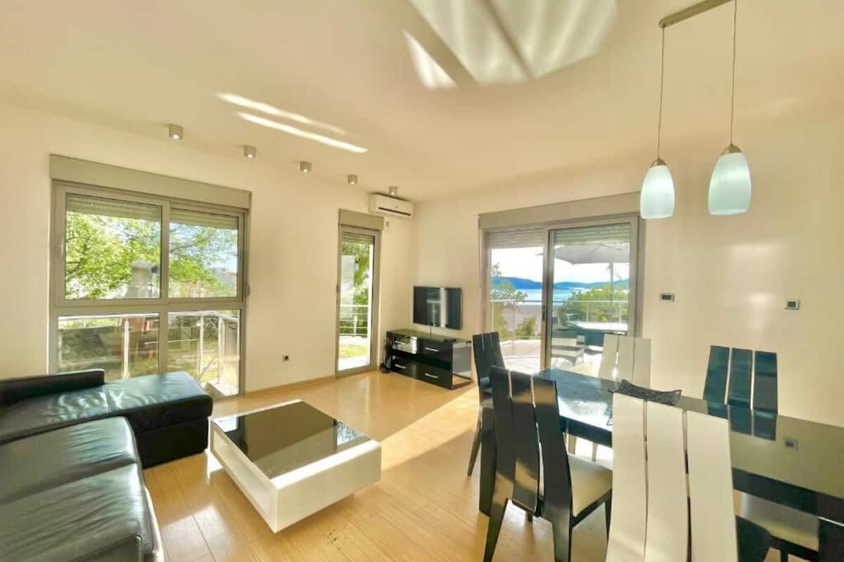 Apartamento panorâmico | Área de estar | TV LCD 32 polegadas com canais a cabo