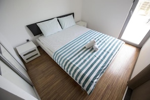 1 bedroom, premium bedding, memory foam beds, desk