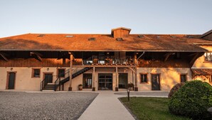 A building with a sloped roof, a central staircase, and a covered outdoor seating area. - Located in Michelbach, 26 km from Mulhouse train station. (Aspach-Michelbach)